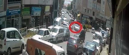 Çarptığı araç geri giderek başka araca çarptı, o anlar kameraya yansıdı