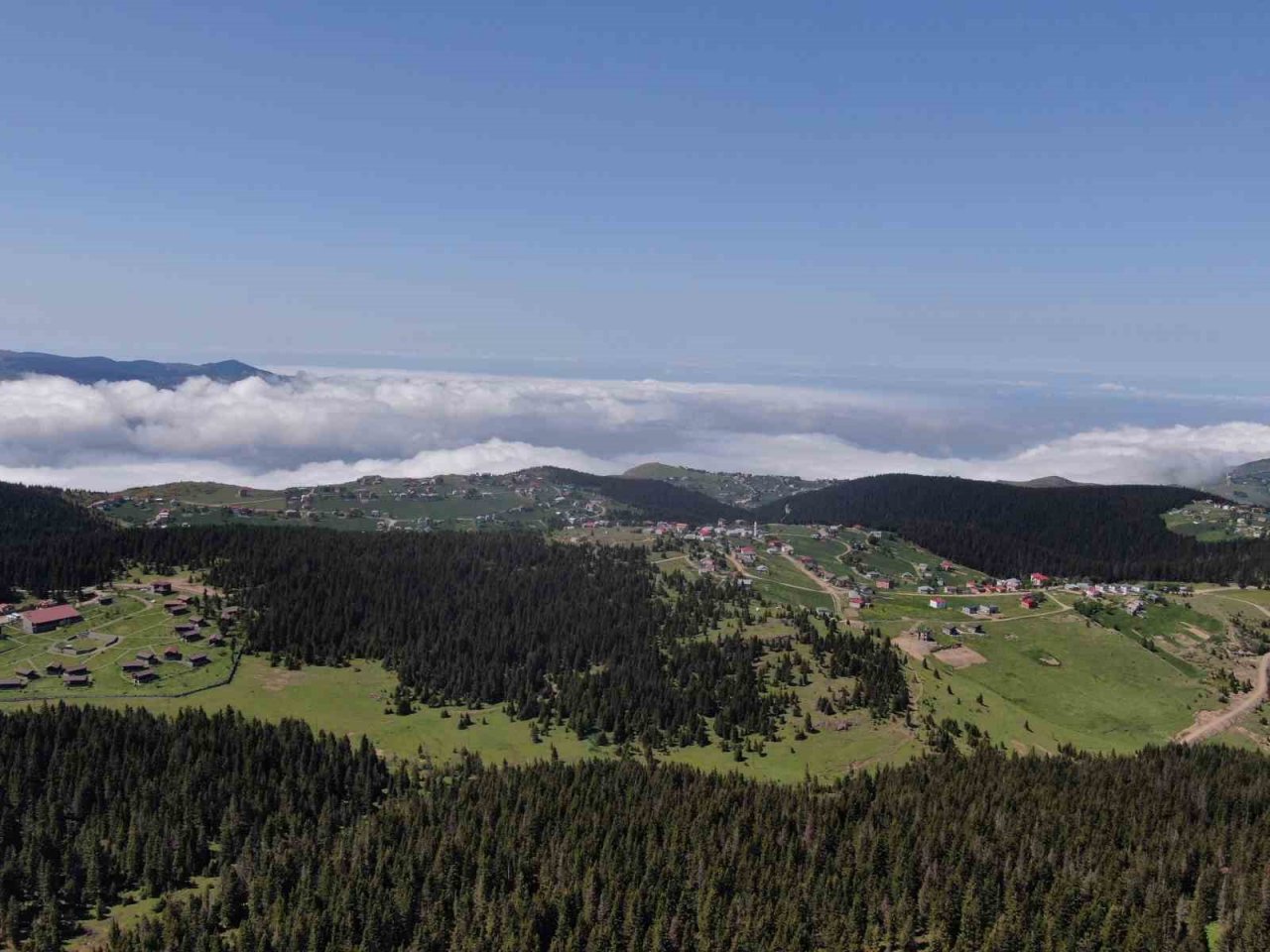 Güneşli havayı fırsat bilip yaylaları şenlendirdiler