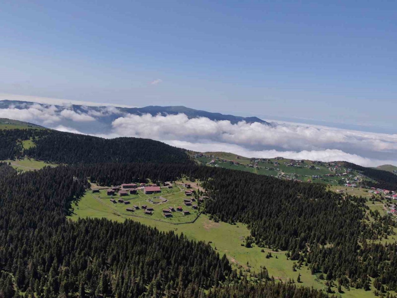 Güneşli havayı fırsat bilip yaylaları şenlendirdiler