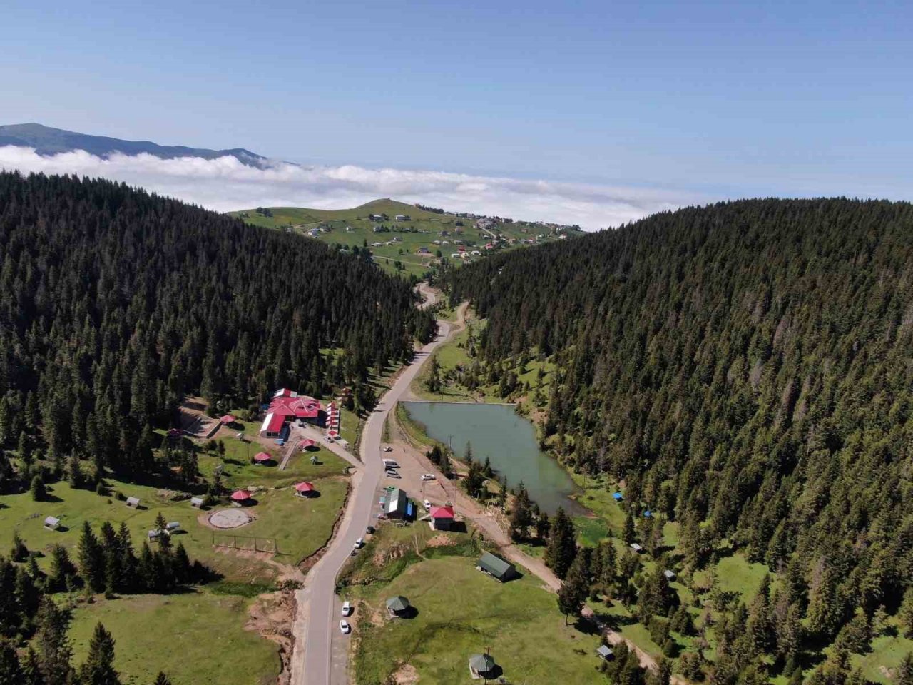 Güneşli havayı fırsat bilip yaylaları şenlendirdiler