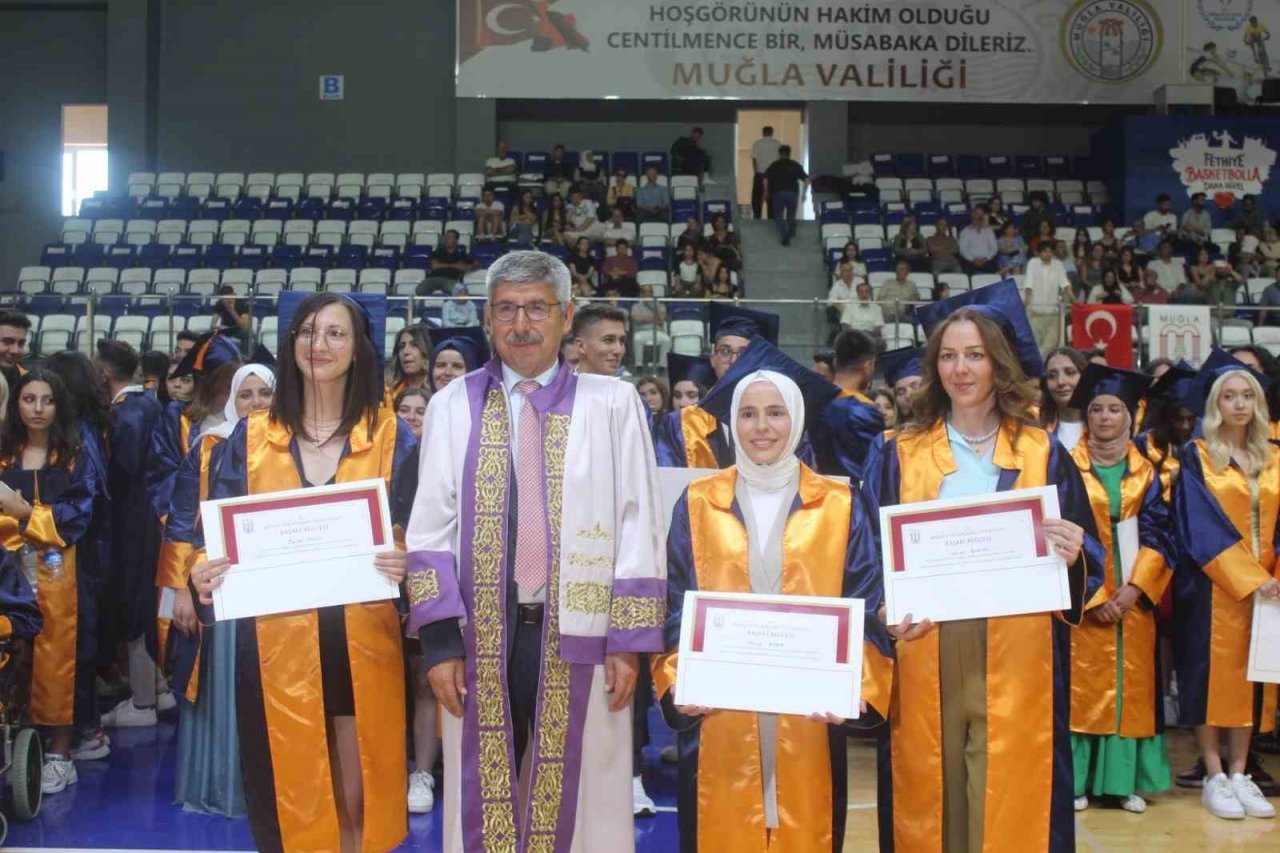 Üniversite öğrencileri mezuniyet sevinci yaşadı