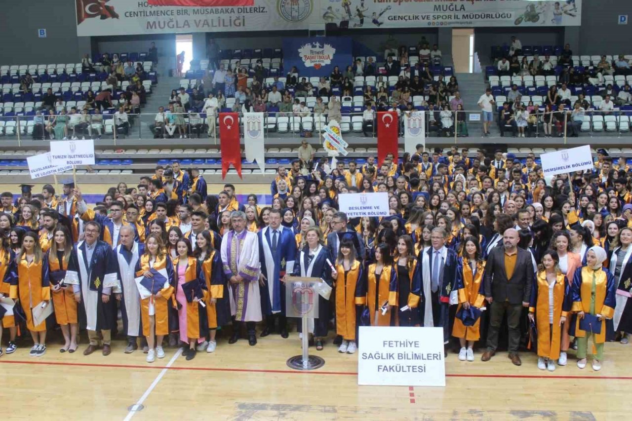 Üniversite öğrencileri mezuniyet sevinci yaşadı