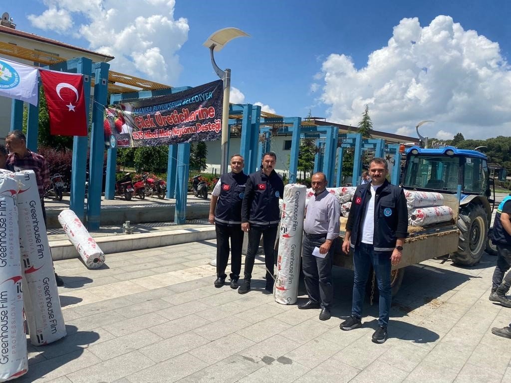 Çilek üreticisine büyükşehirden naylon desteği