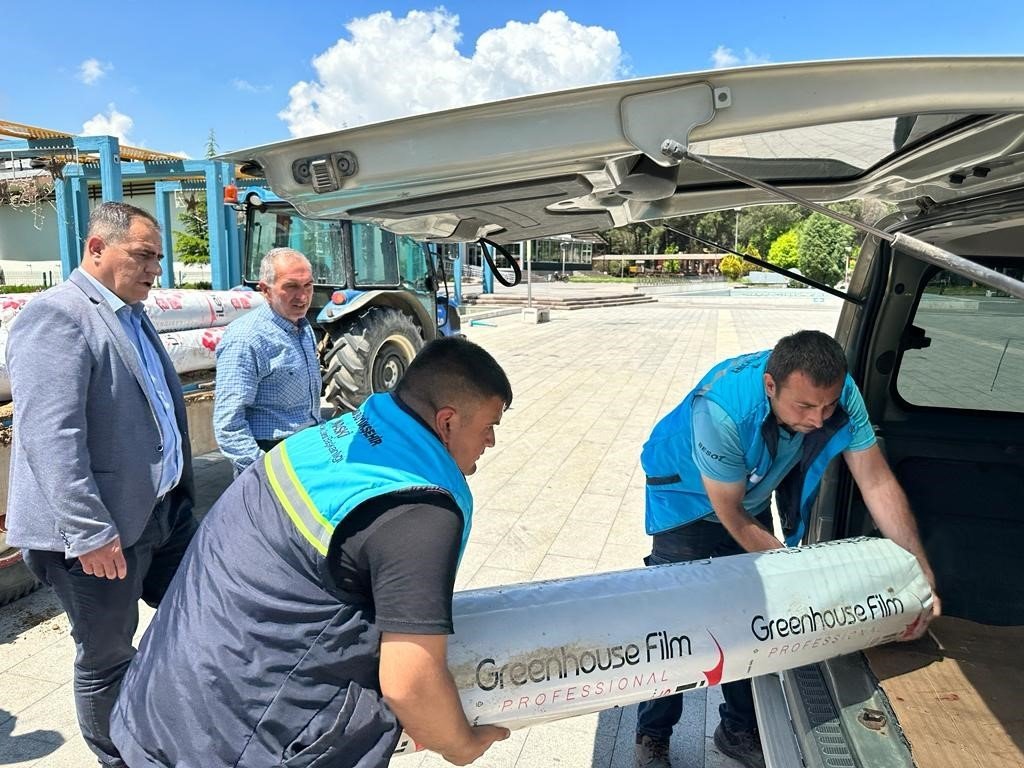 Çilek üreticisine büyükşehirden naylon desteği