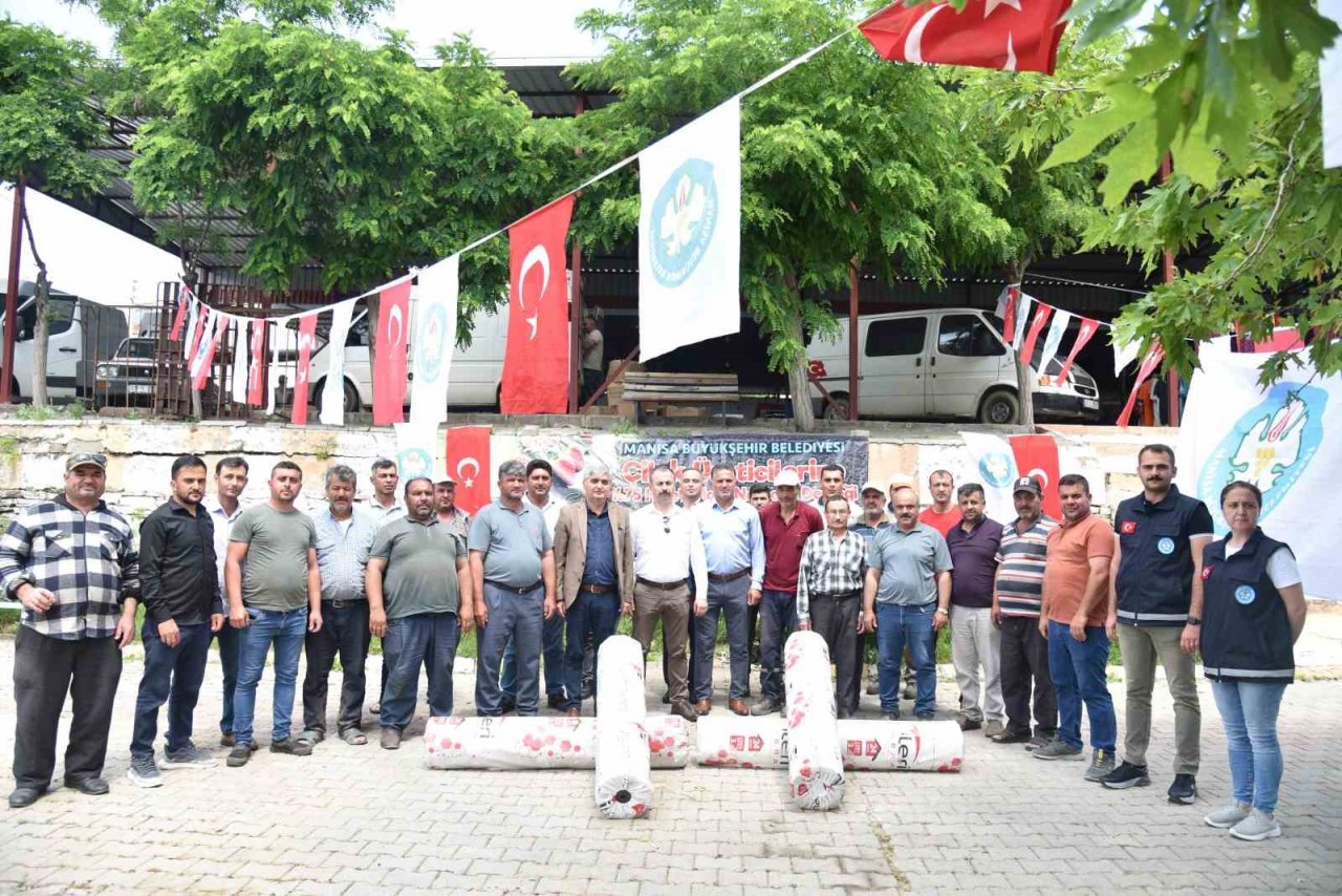 Çilek üreticisine büyükşehirden naylon desteği