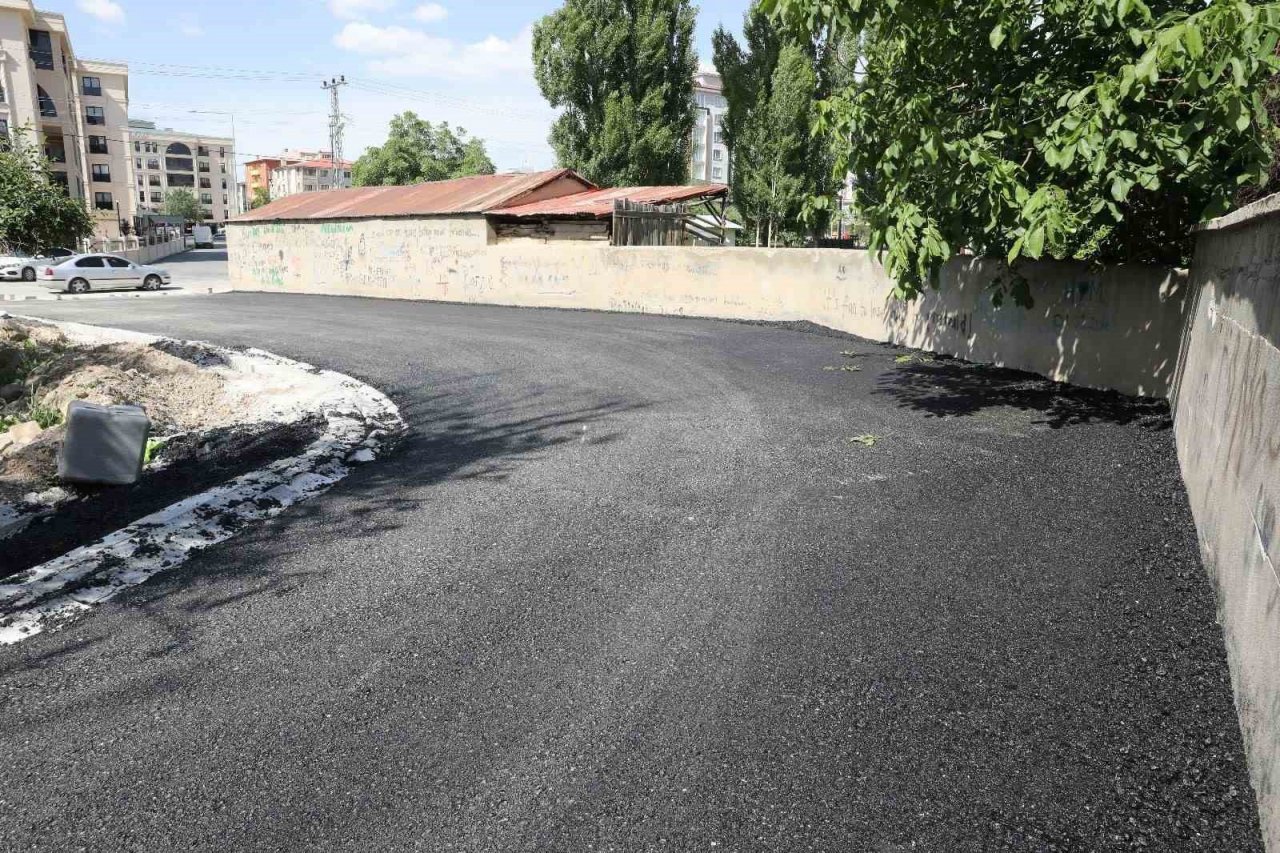 İpekyolu’nda asfalt çalışmaları devam ediyor