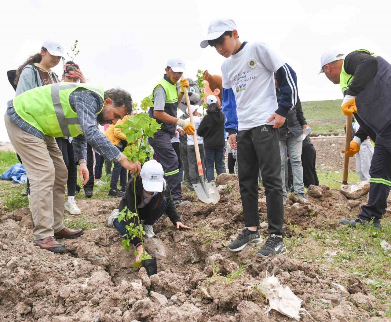 Yakutiye’de fidanlar toprakla buluştu