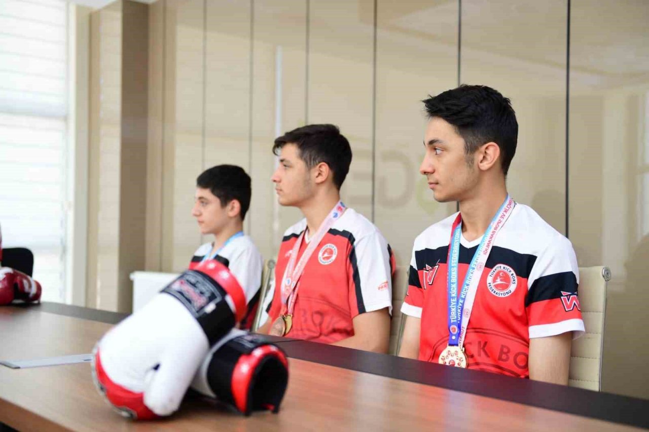 Kick-Boks takımının şampiyon sporcularını ağırladı