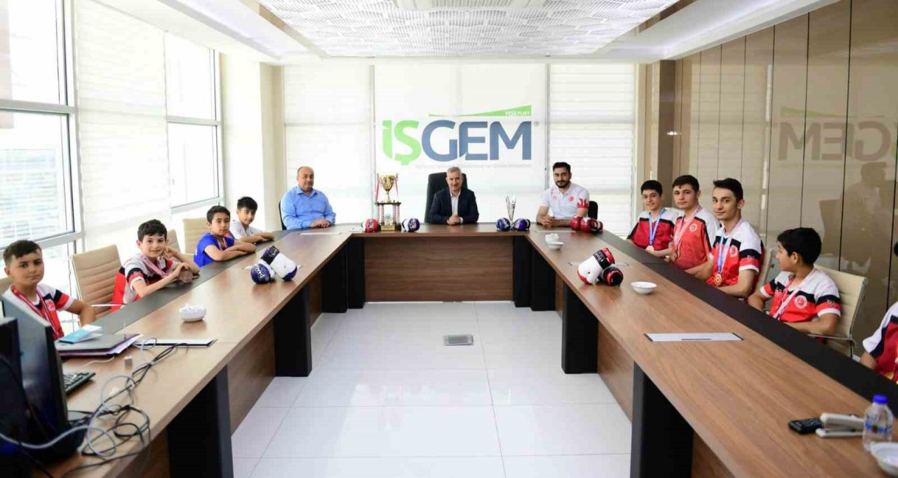 Kick-Boks takımının şampiyon sporcularını ağırladı