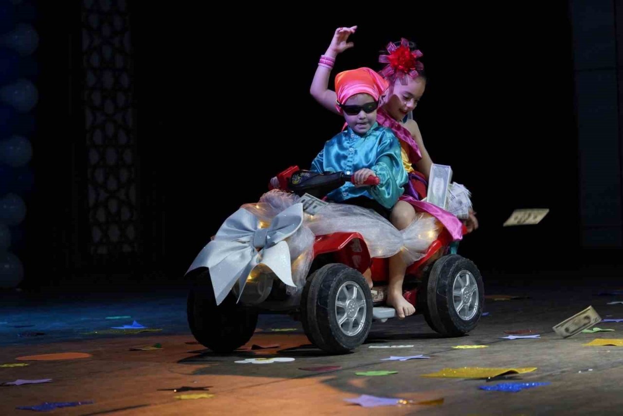 Yunusemre’de miniklerin gösterisi göz doldurdu