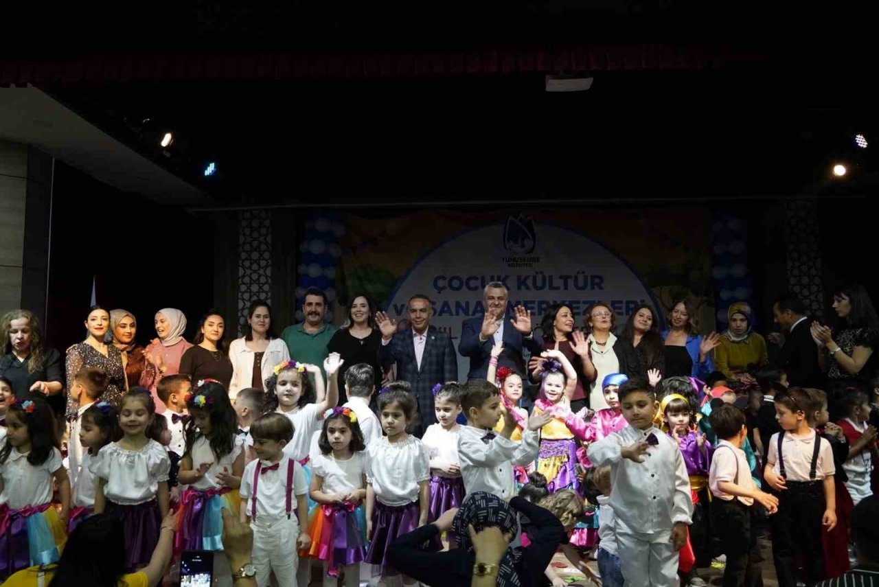 Yunusemre’de miniklerin gösterisi göz doldurdu