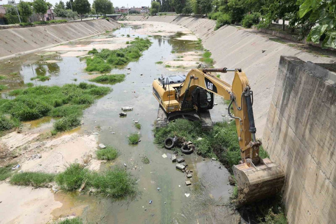 Sarıçam deresi temizleniyor