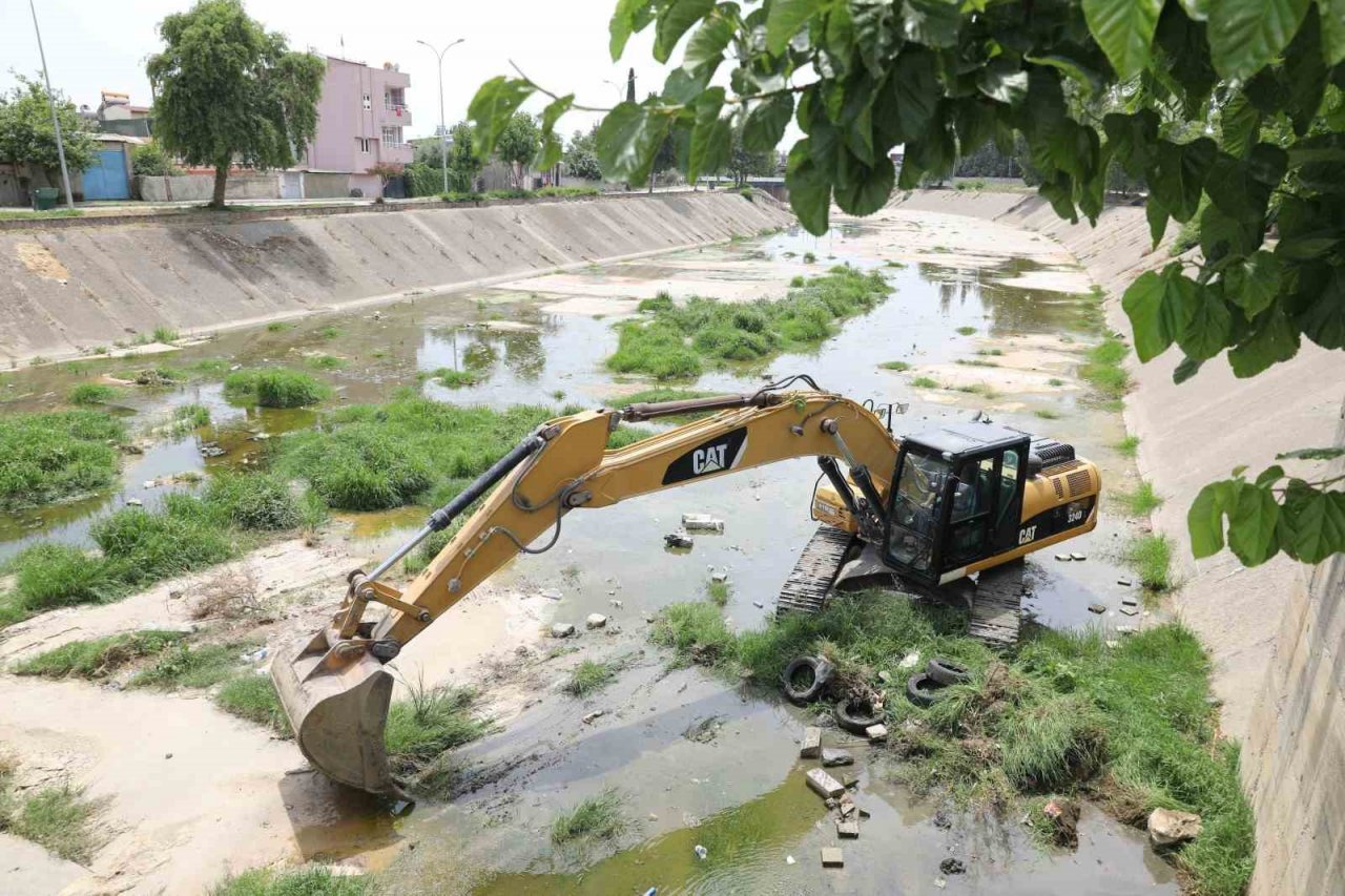 Sarıçam deresi temizleniyor