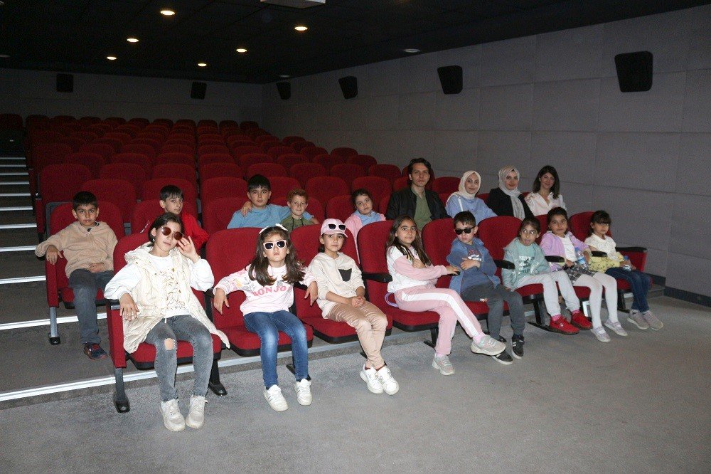 Depremzede çocuklar film izleyip fidan dikti