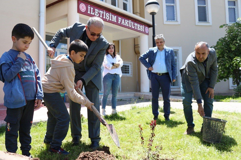 Depremzede çocuklar film izleyip fidan dikti