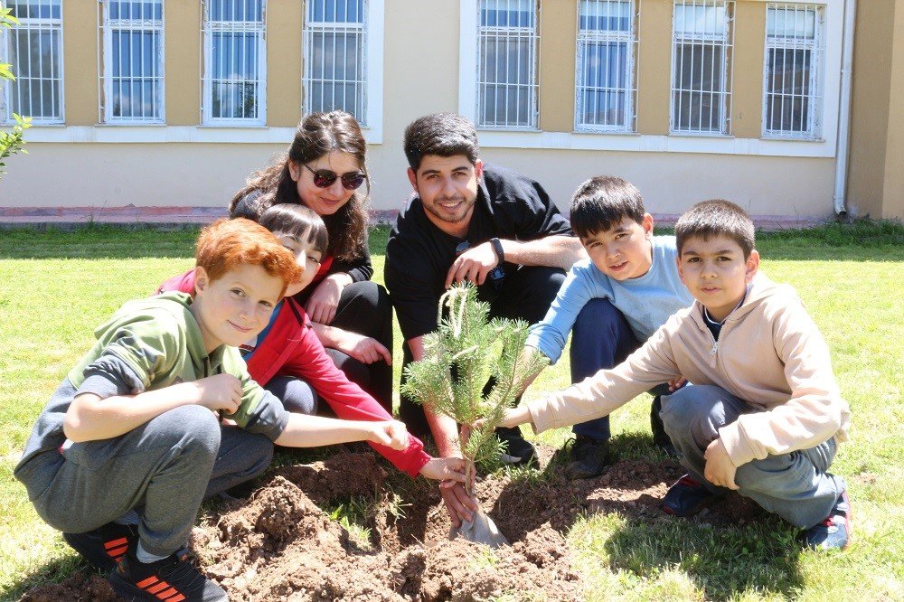 Depremzede çocuklar film izleyip fidan dikti