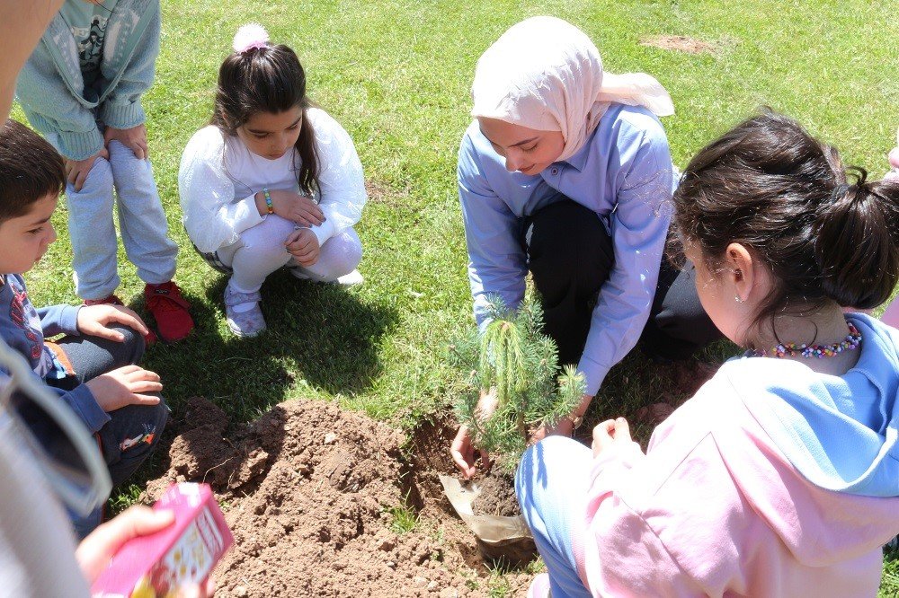 Depremzede çocuklar film izleyip fidan dikti