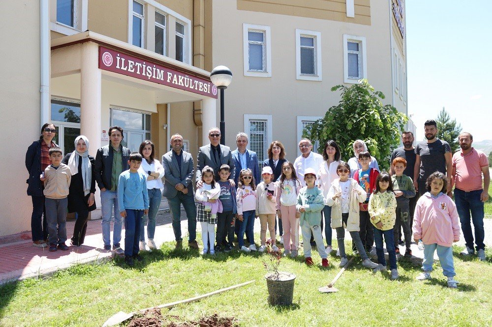 Depremzede çocuklar film izleyip fidan dikti