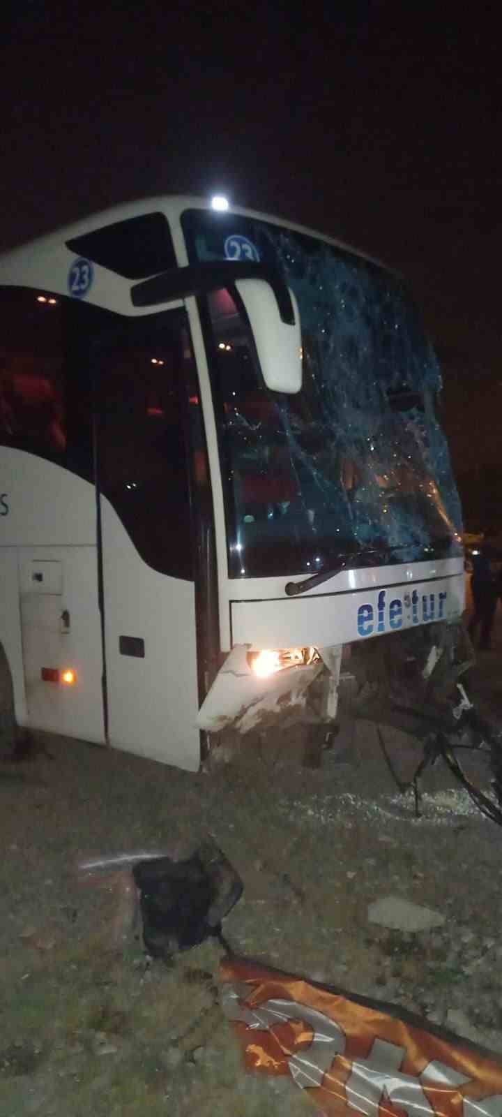 Yolcu otobüsü ile otomobil çarpıştı: 2 ölü, 2 yaralı