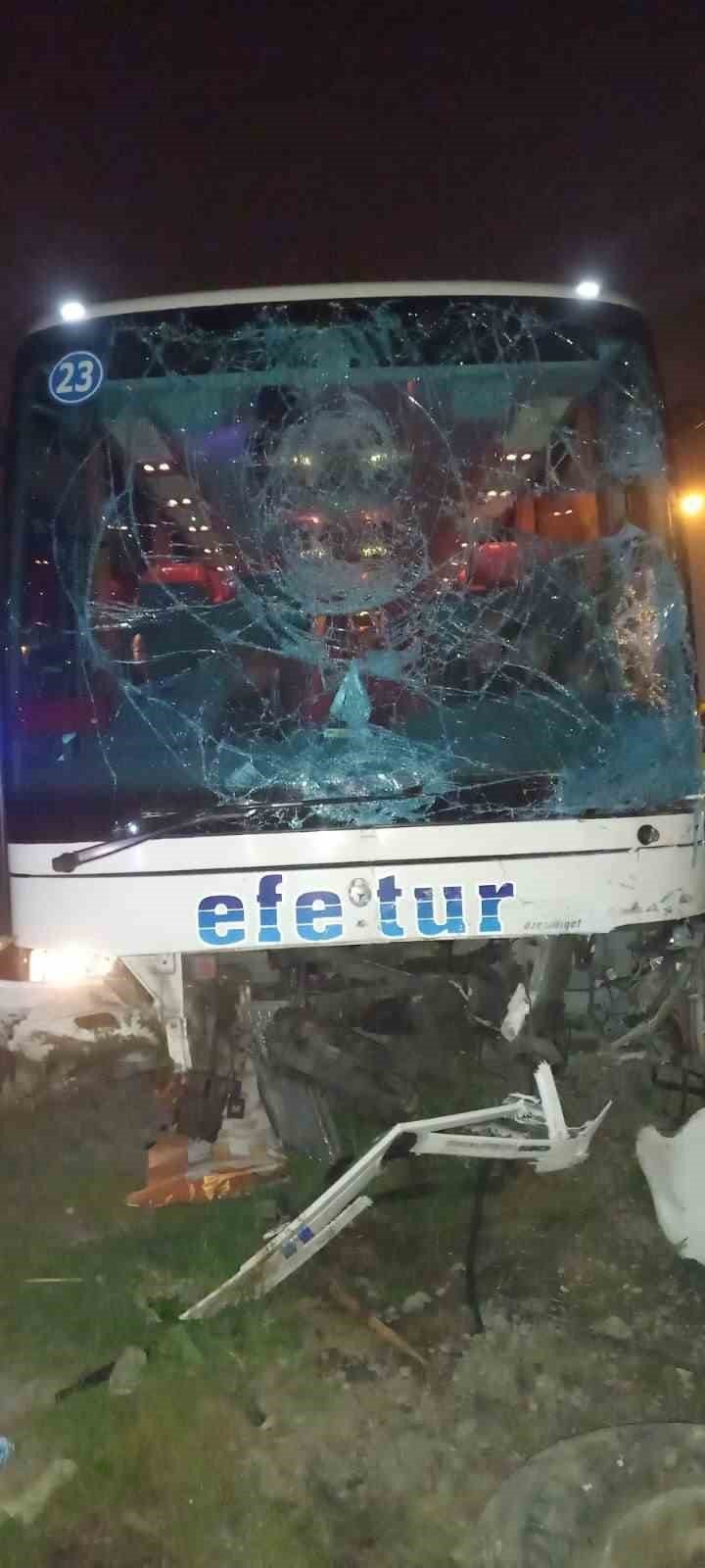 Yolcu otobüsü ile otomobil çarpıştı: 2 ölü, 2 yaralı