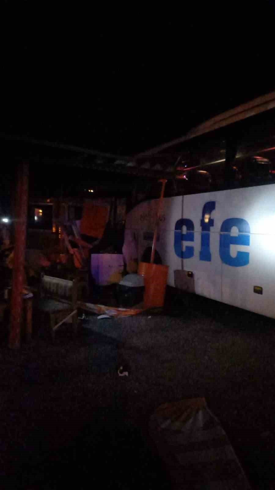 Yolcu otobüsü ile otomobil çarpıştı: 2 ölü, 2 yaralı