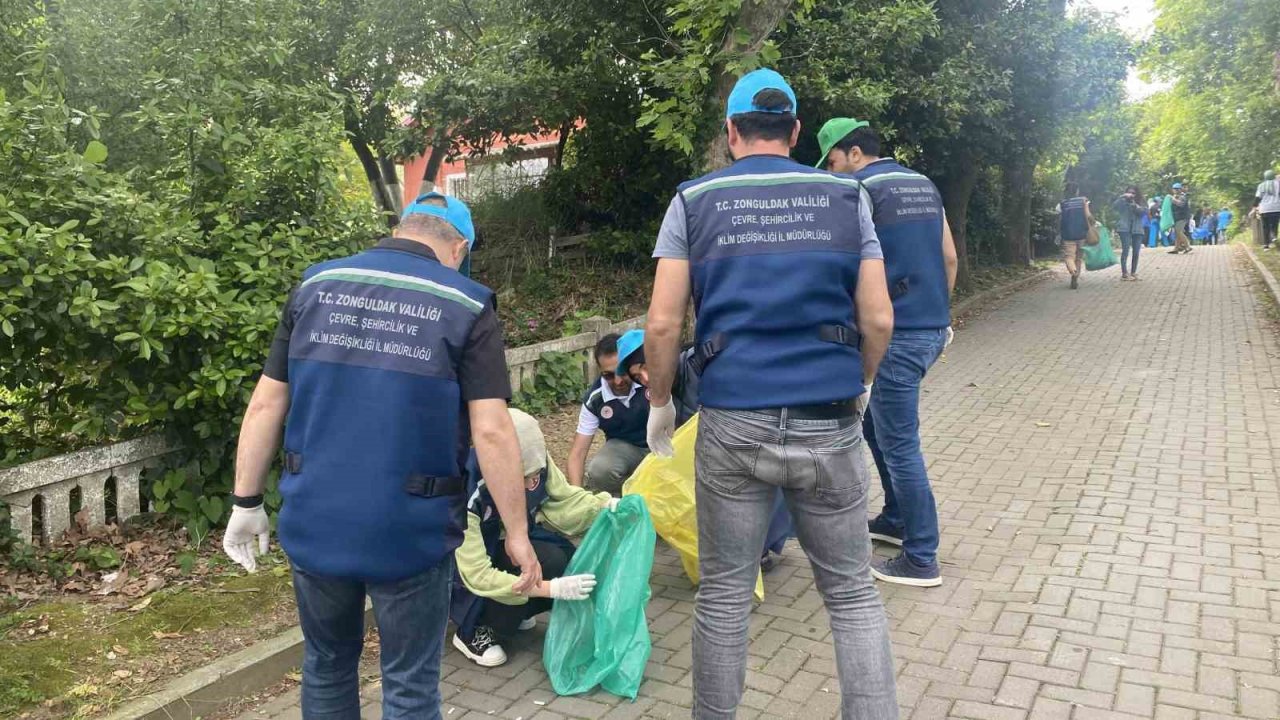 Zonguldak’ta çöp toplayıp, balık tutmak için yarıştılar