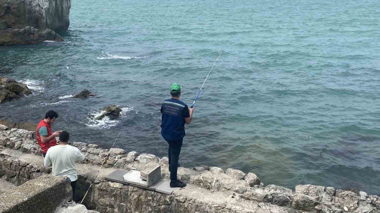 Zonguldak’ta çöp toplayıp, balık tutmak için yarıştılar