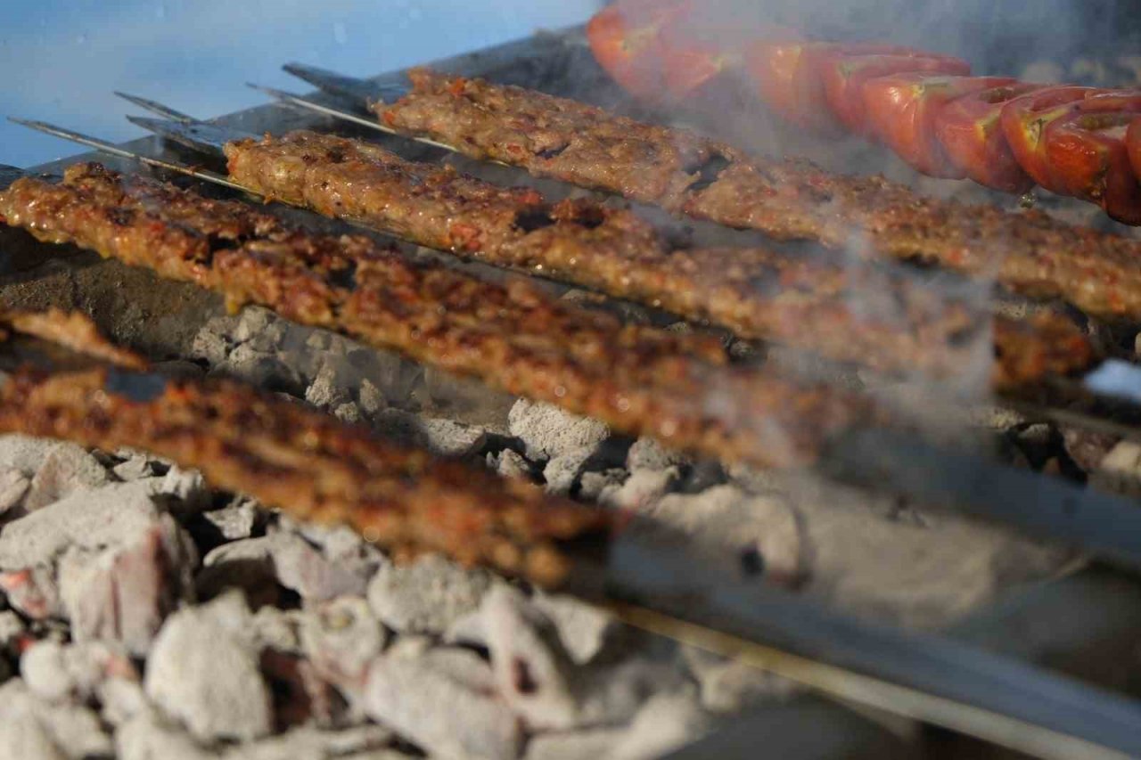 Adana’nın meşhur Cihangir Kebapçısı, lezzetlerini İskenderunlularla buluşturdu