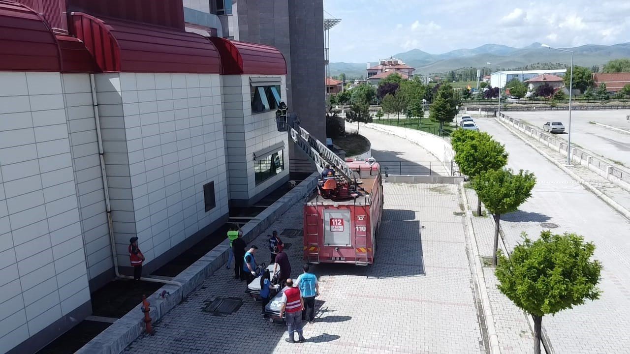 Devlet Hastanesinde gerçeğini aratmayan afet ve acil durum tatbikat