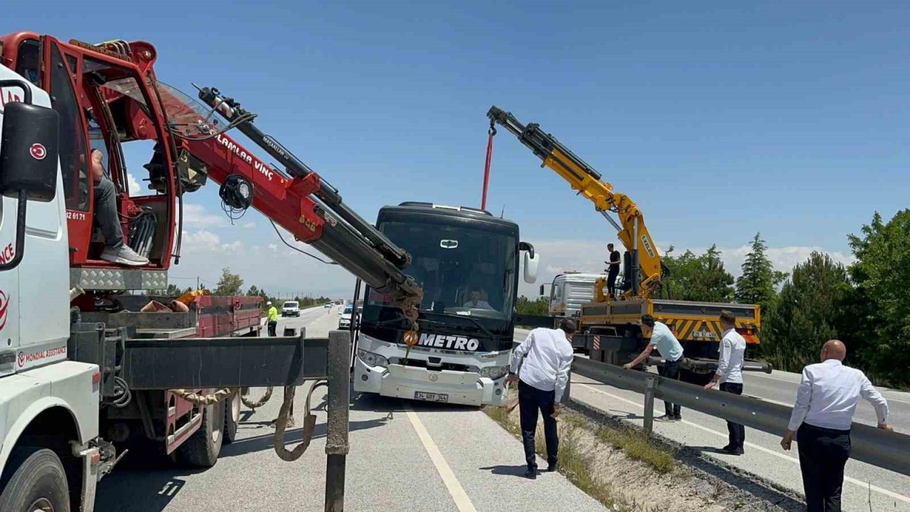 İçerisinde 25 yolcusu bulunan otobüs orta refüje girip bariyerlere çarptı