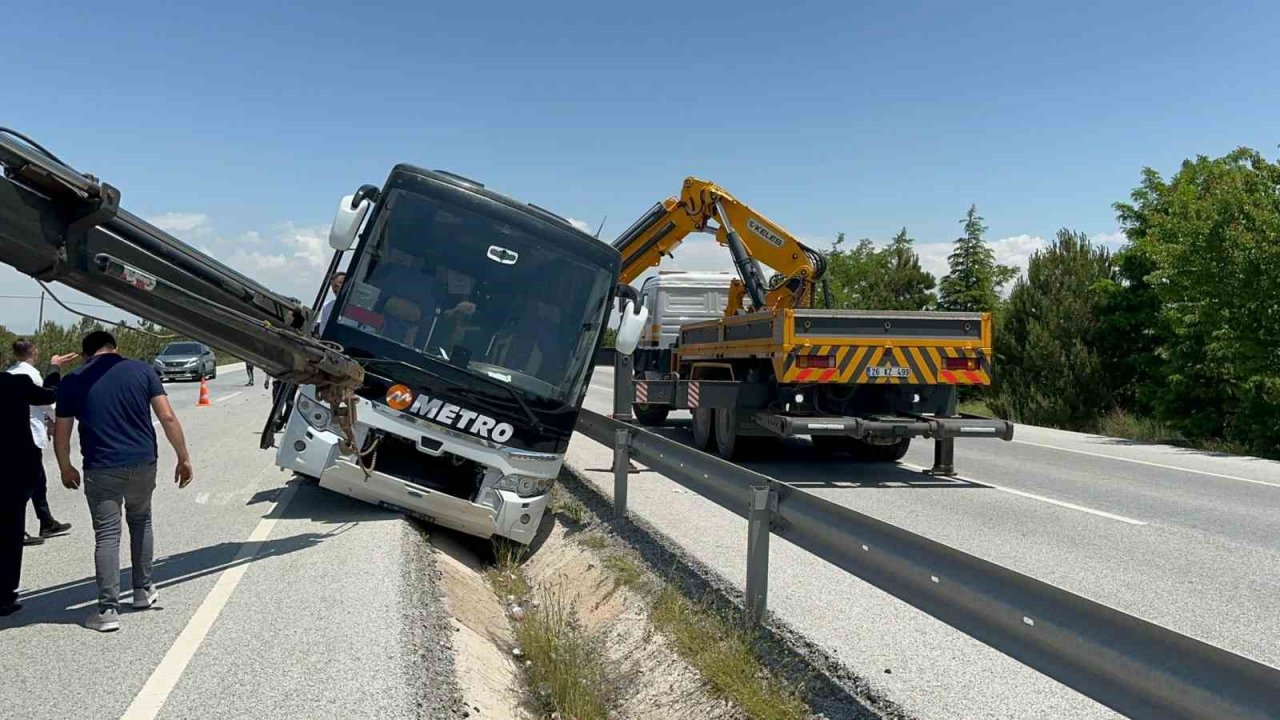İçerisinde 25 yolcusu bulunan otobüs orta refüje girip bariyerlere çarptı