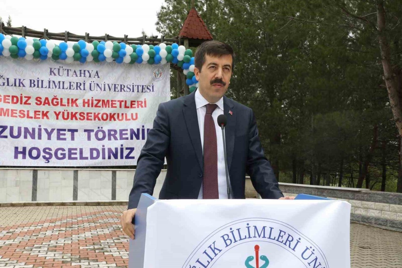 Gediz Sağlık Hizmetleri Meslek Yüksekokulu’nda mezuniyet coşkusu