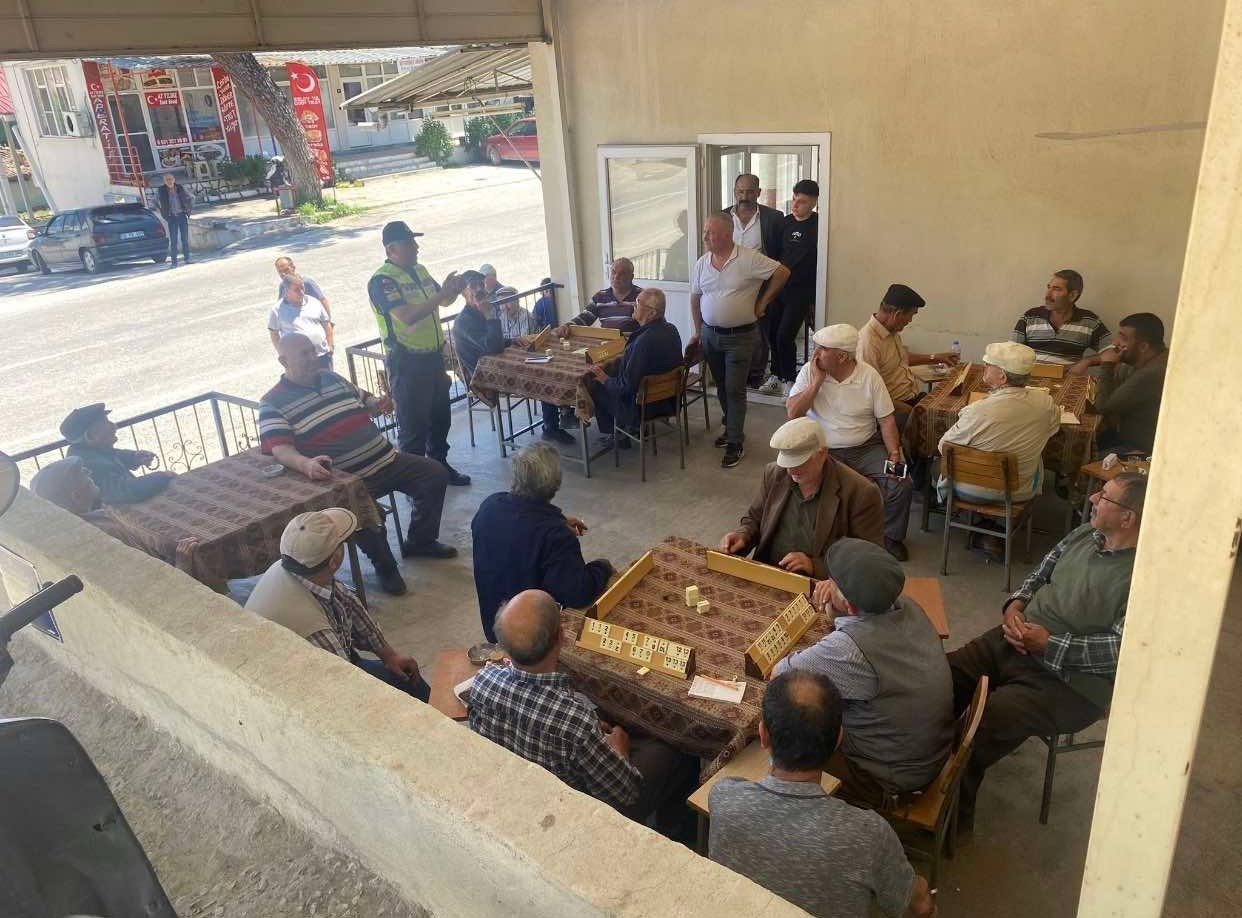 Traktör sürücülerine reflektörün önemi anlatıldı