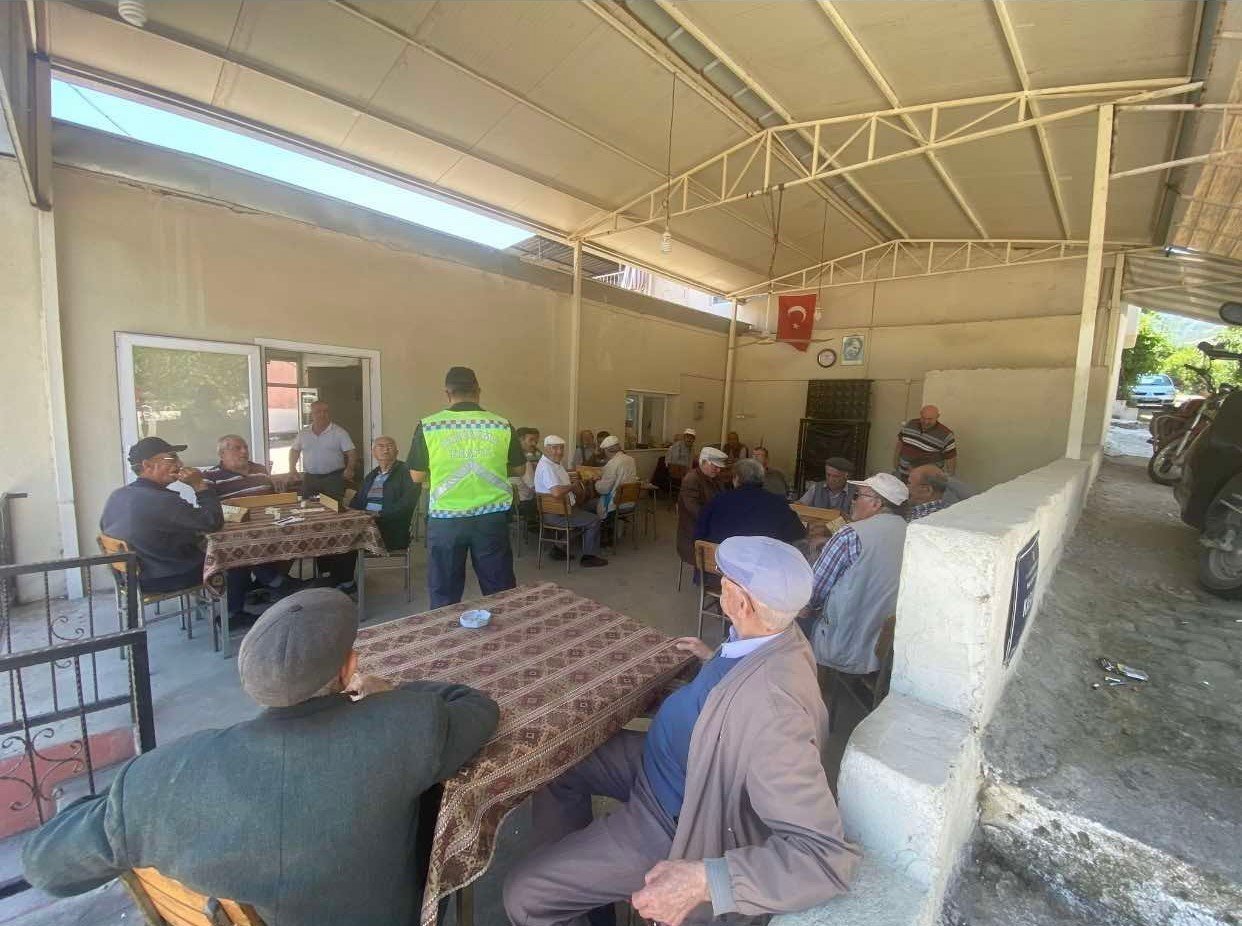 Traktör sürücülerine reflektörün önemi anlatıldı