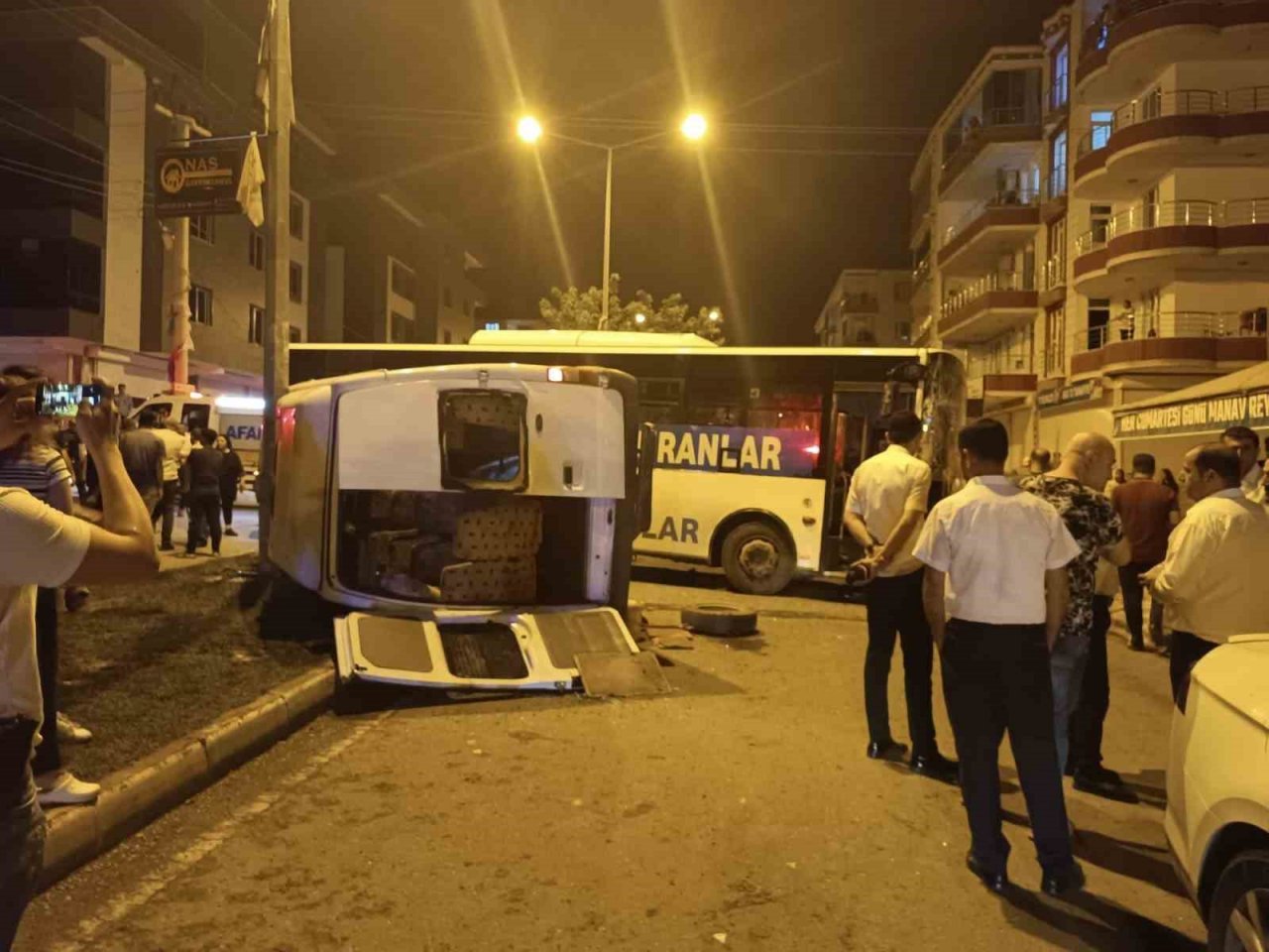 Batman’da belediye otobüsü ve minibüs çarpıştı: 8 yaralı
