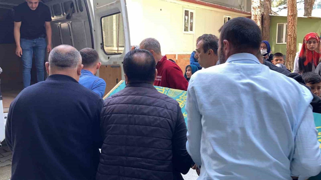 5 kişinin öldüğü kazada cenazeler sahiplerine gözyaşları arasında teslim edildi