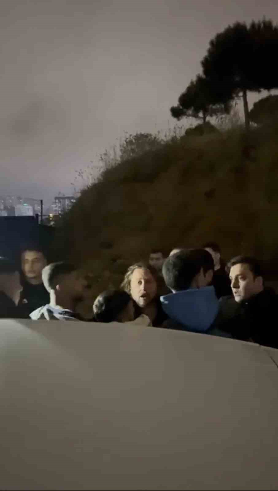 İstanbul’da polisi yaralayıp, ucu kor sopayla saldırdılar