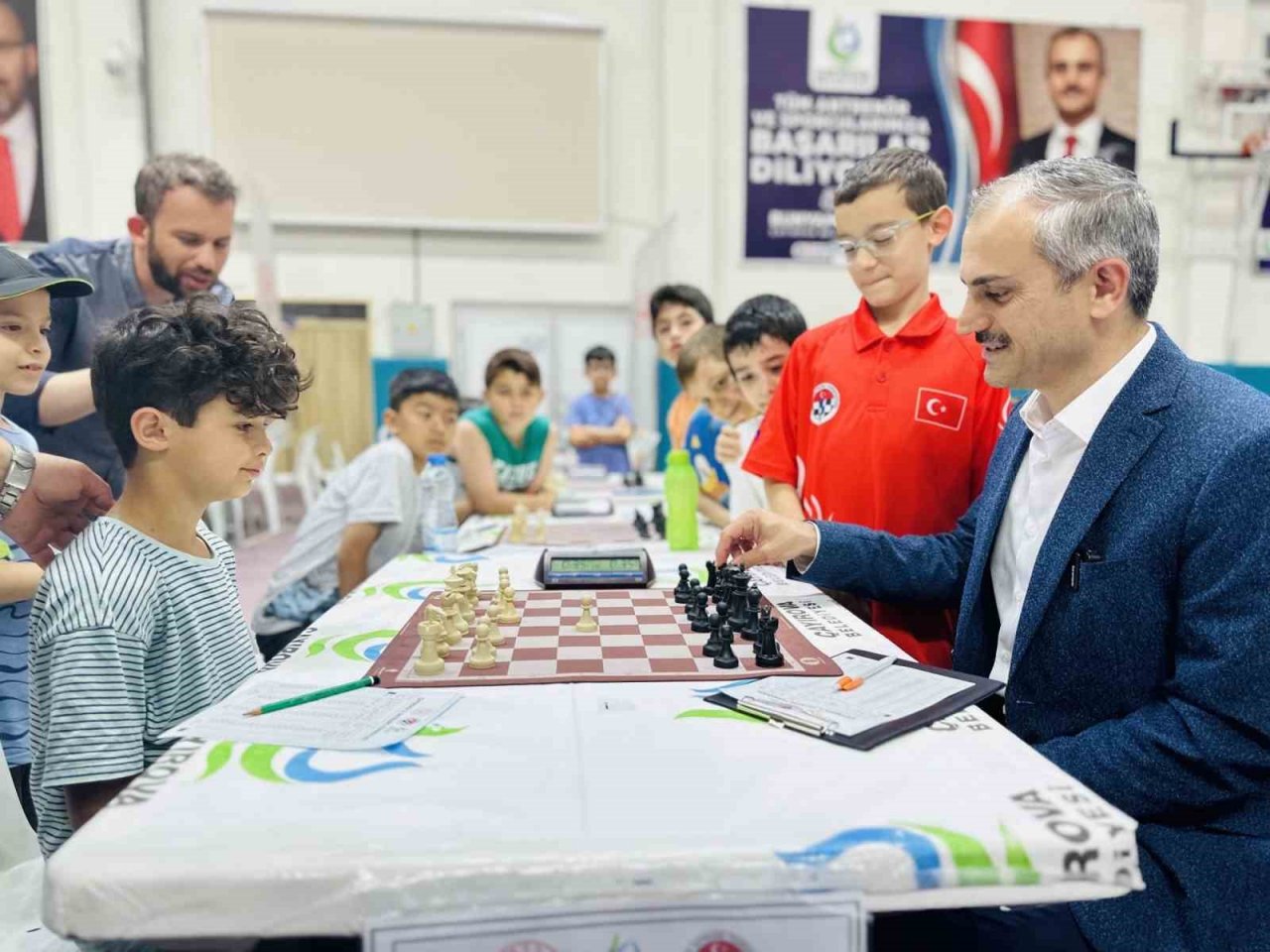 Türkiye’nin dört bir yanından Kocaeli’ye gelen sporcular satranç turnuvasında ter döküyor