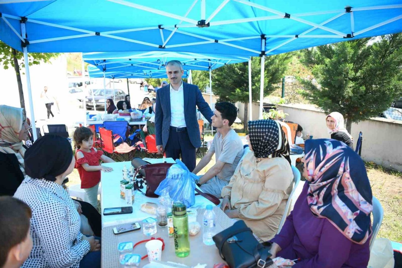 Türkiye’nin dört bir yanından Kocaeli’ye gelen sporcular satranç turnuvasında ter döküyor
