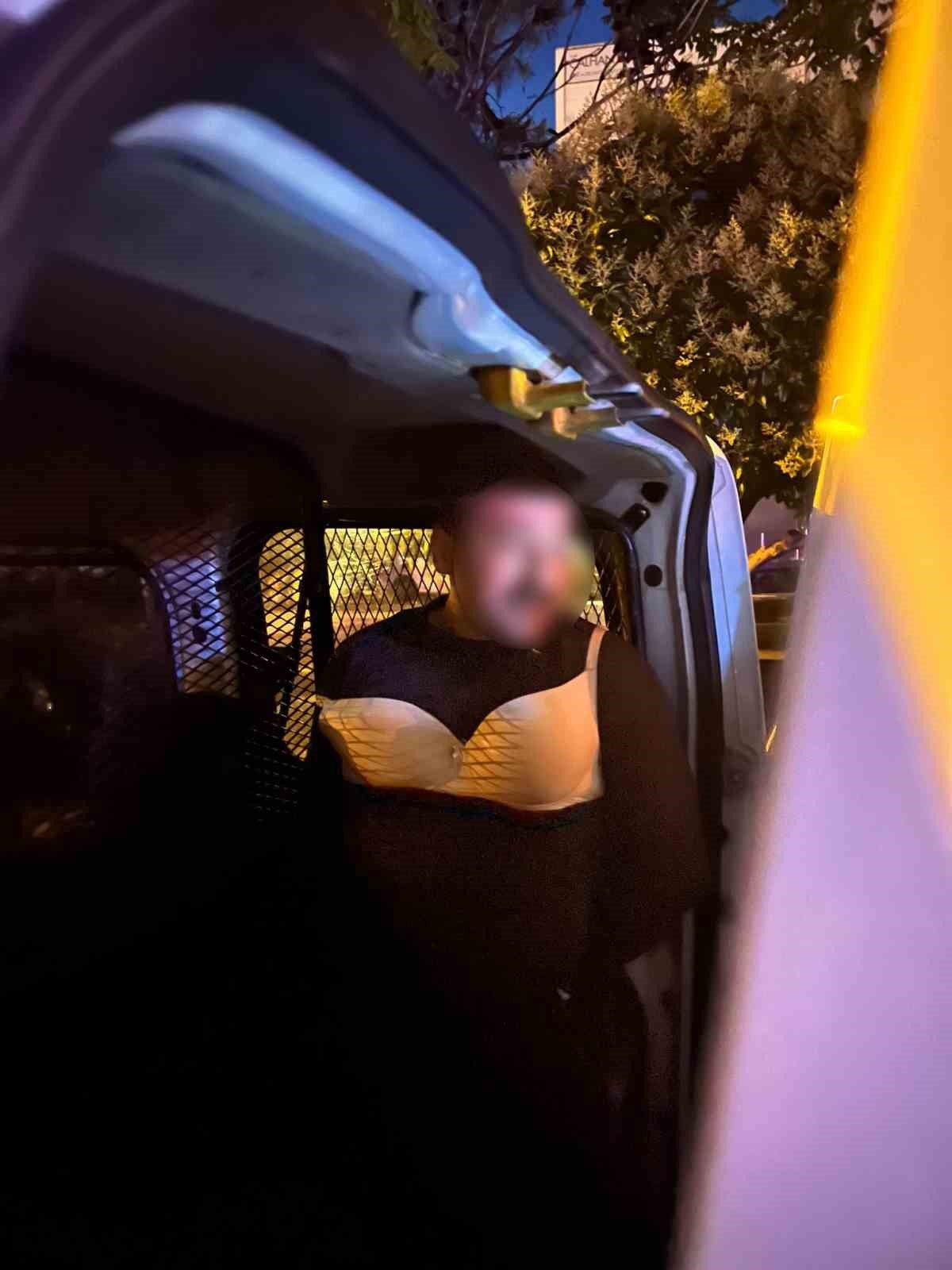 Kadın kılığında dolaşan erkek yakalandı