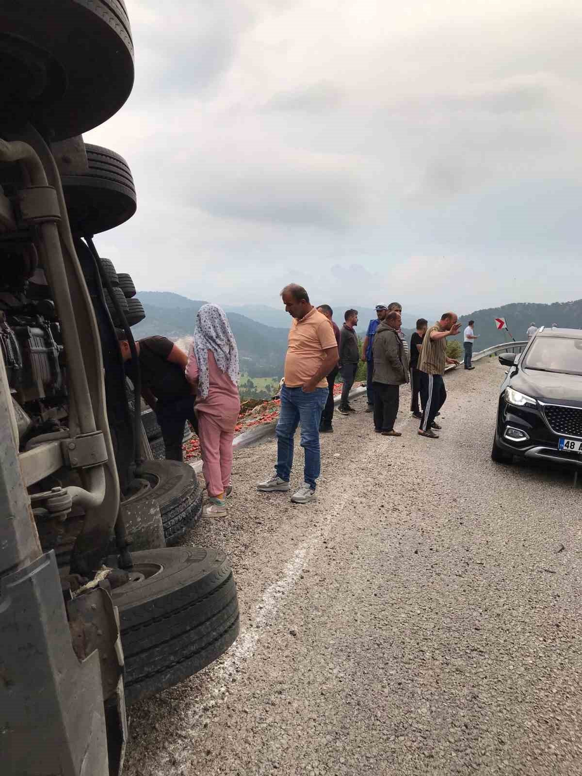 Devrilen kamyonun sürücüsü öldü