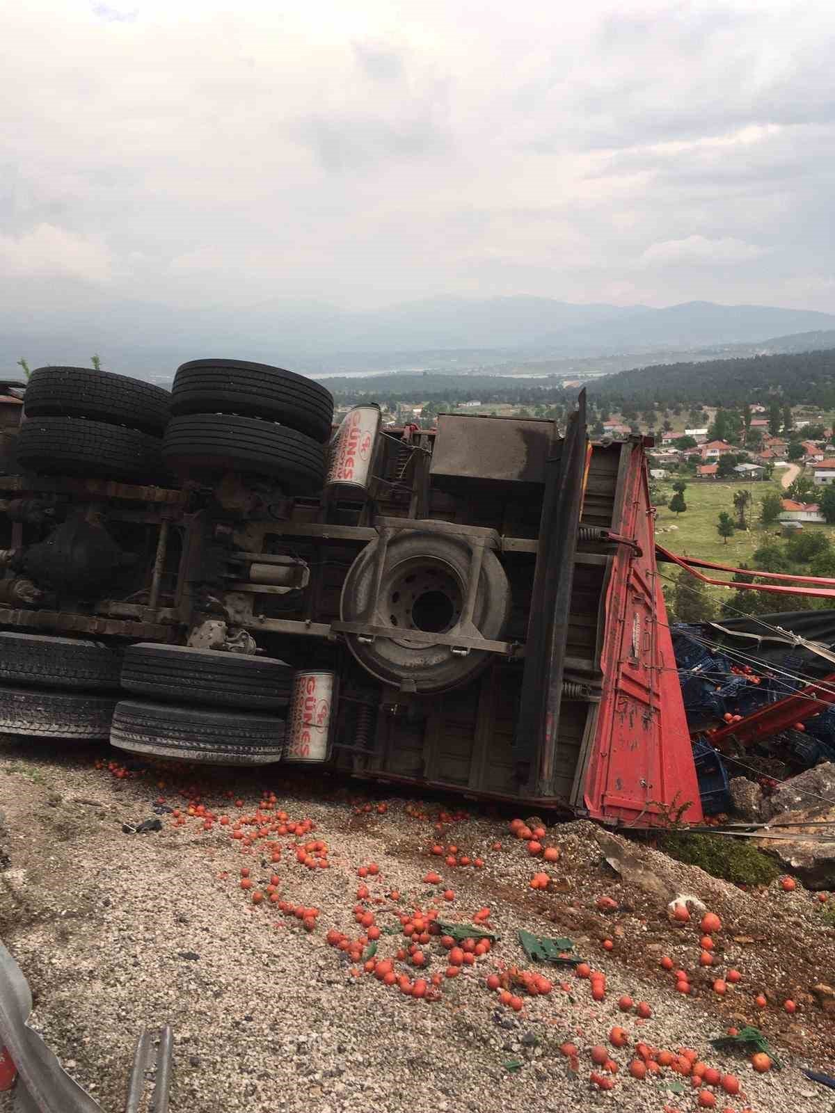 Devrilen kamyonun sürücüsü öldü