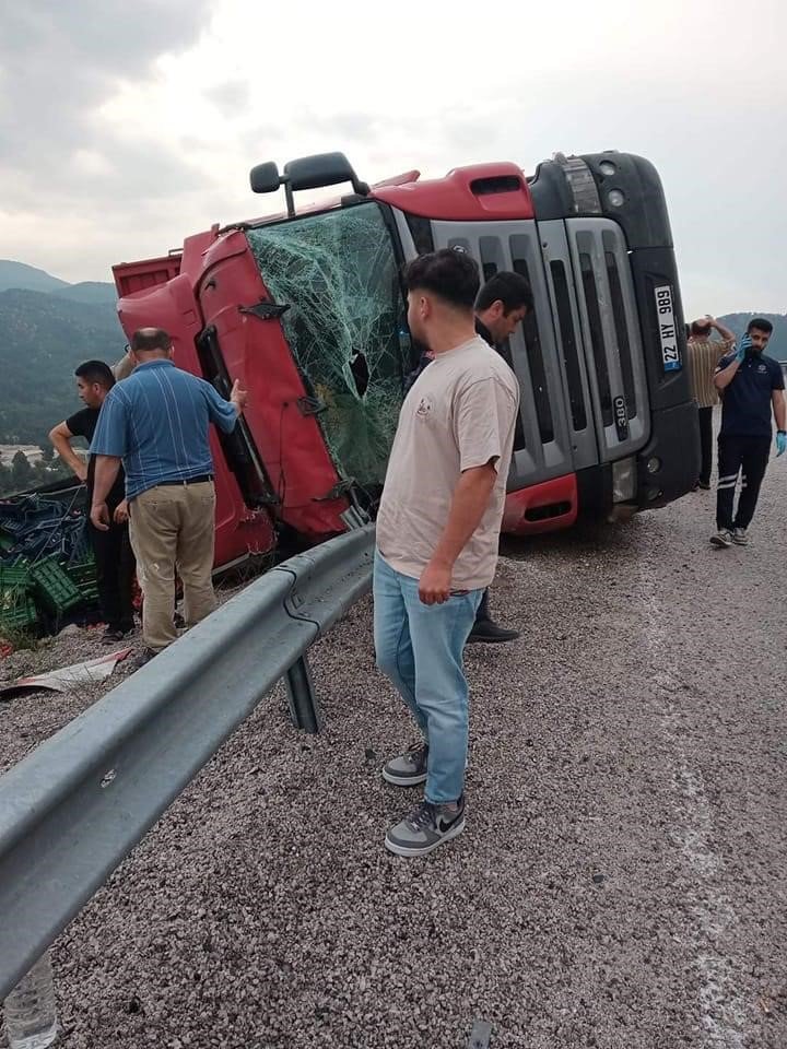 Devrilen kamyonun sürücüsü öldü