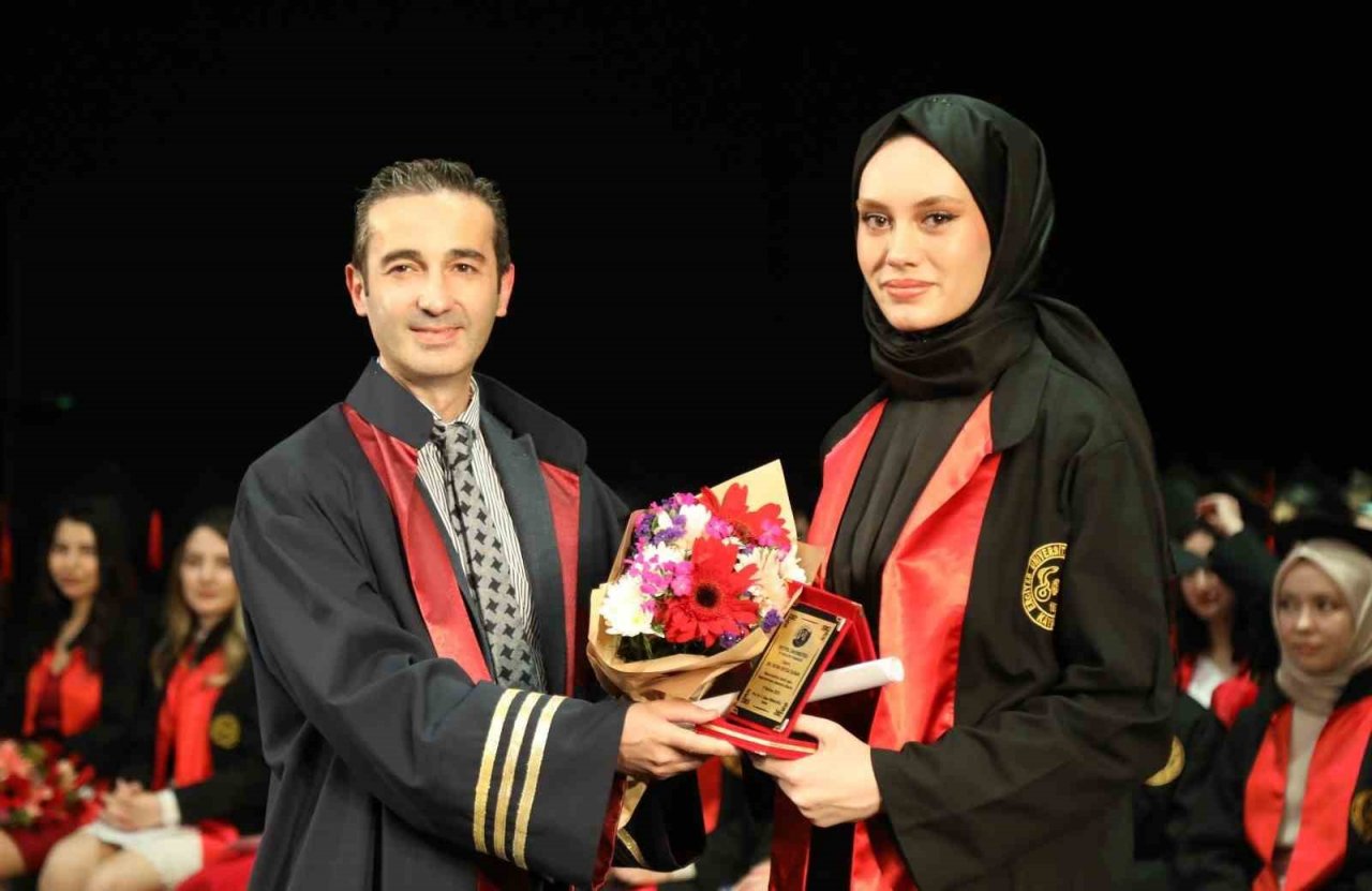 ERÜ Tıp Fakültesi 49. Dönem Mezunlarını Verdi