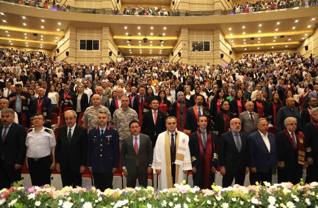 ERÜ Tıp Fakültesi 49. Dönem Mezunlarını Verdi