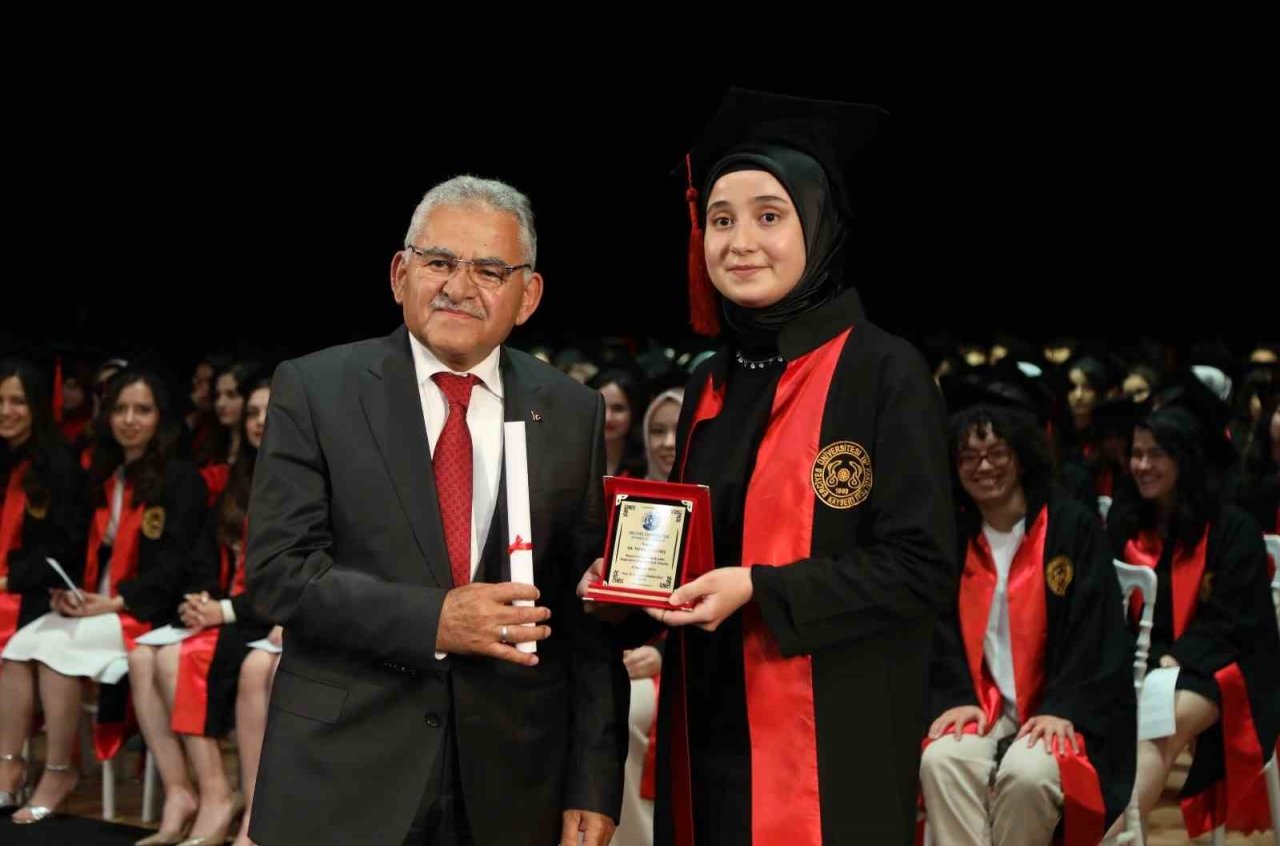 ERÜ Tıp Fakültesi 49. Dönem Mezunlarını Verdi