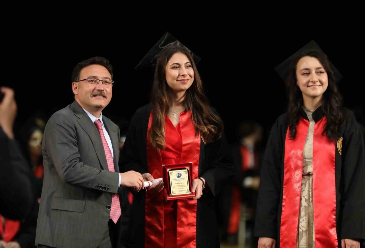 ERÜ Tıp Fakültesi 49. Dönem Mezunlarını Verdi