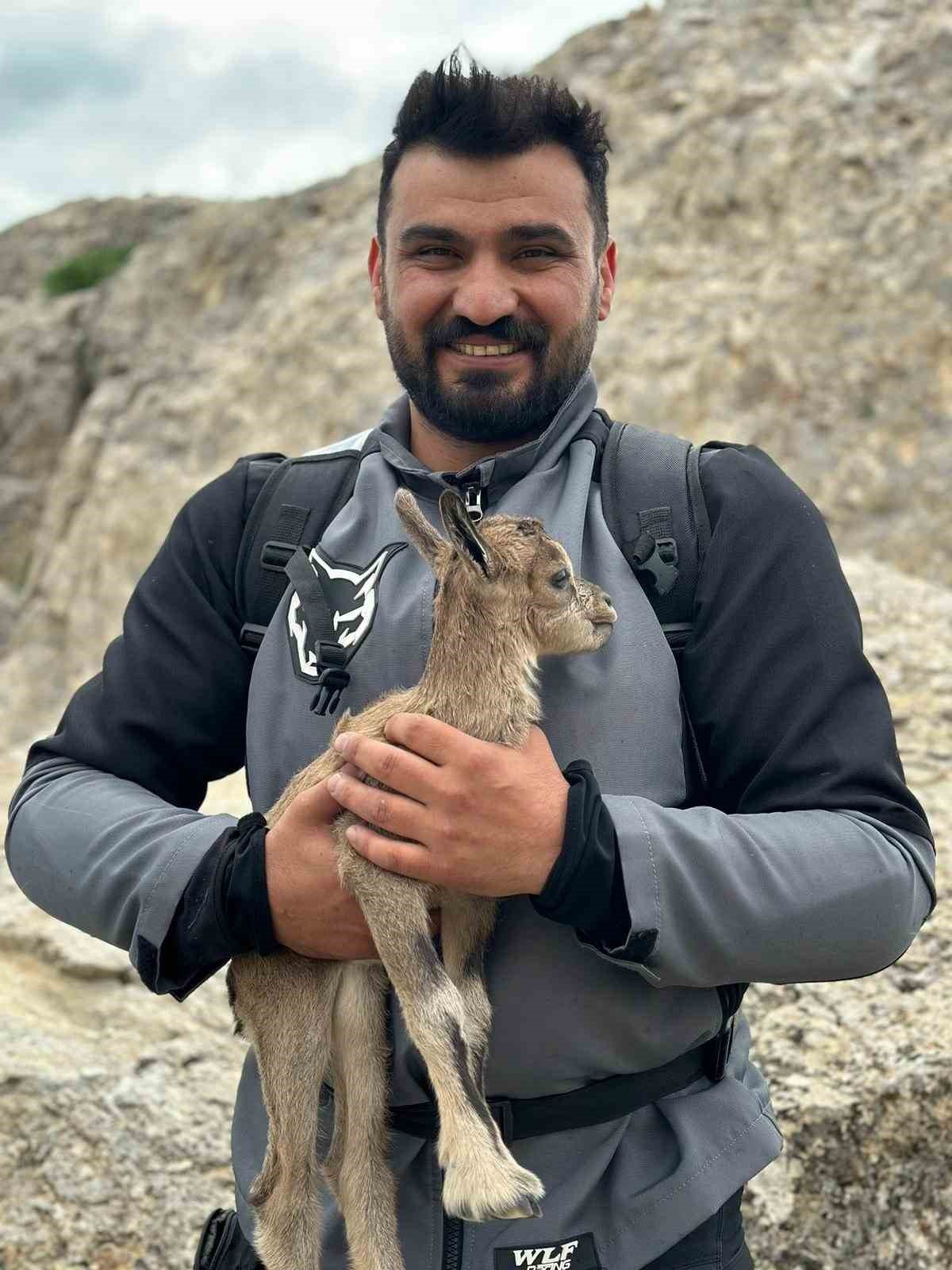Yeni doğan yavru dağ keçisini gören motosiklet tutkunlarının heyecanı gülümsetti
