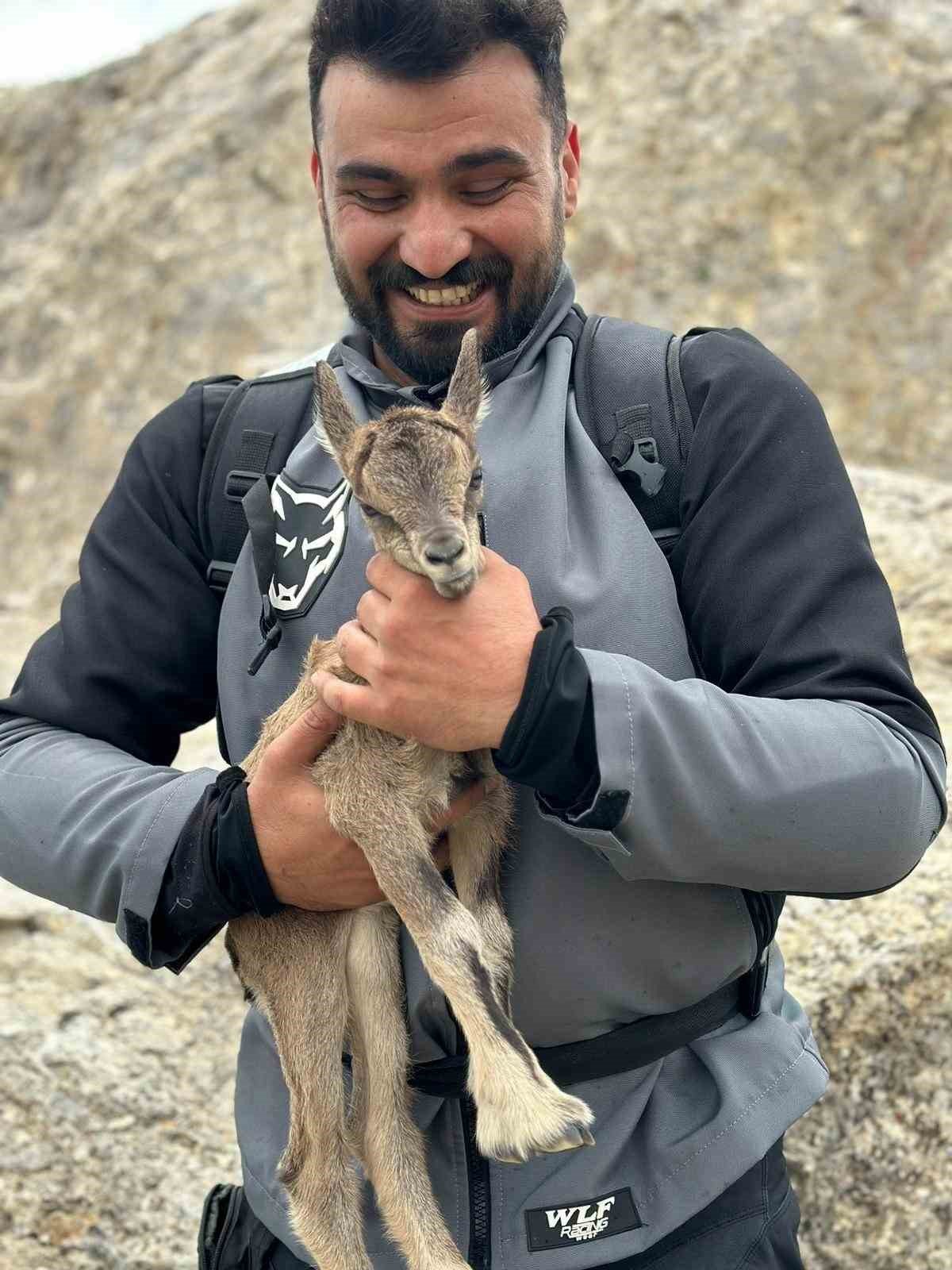 Yeni doğan yavru dağ keçisini gören motosiklet tutkunlarının heyecanı gülümsetti