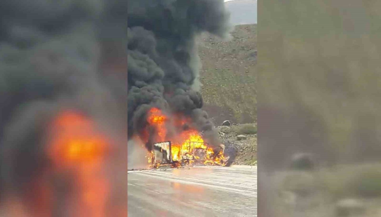 Kimyasal malzeme yüklü tır ile başka bir tırın çarpışması sonucu yangın çıktı: 2 sürücü öldü